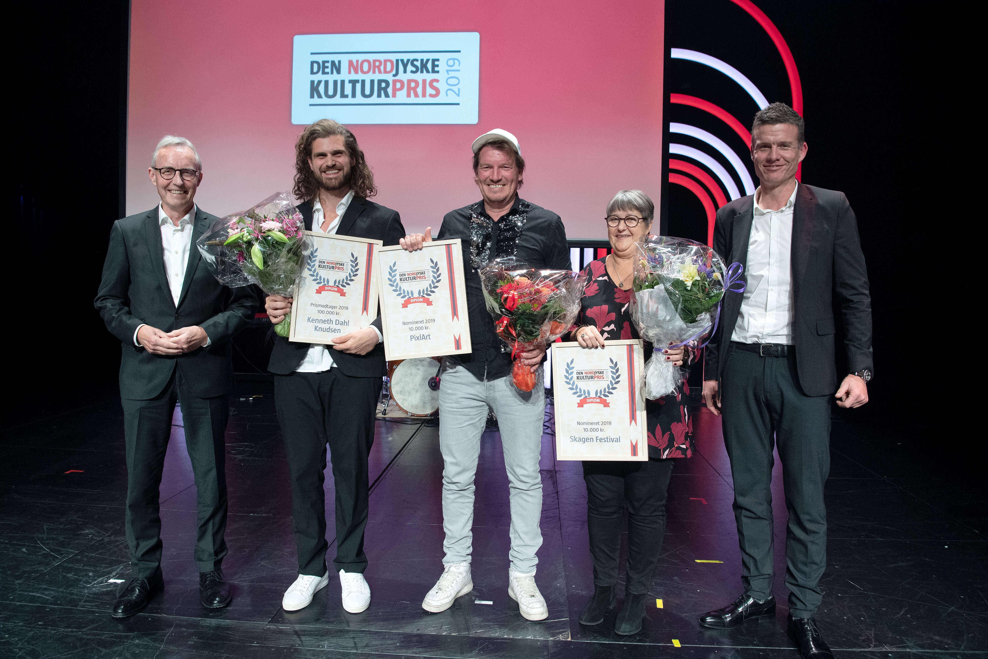 Formand for Aalborg Stiftstidendes Fond, Jørgen Kjær Jacobsen (tv) og ansv. chefredaktør Søren Christensen (th) overrakte priser og diplomer til alle nominerede. Foto: Bente Poder